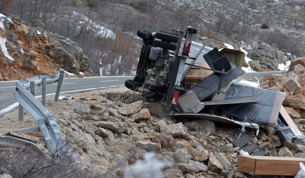 Orkanska bura na istom mjestu na cesti Gračac – Zaton Obrovački prevrnula dva kamiona