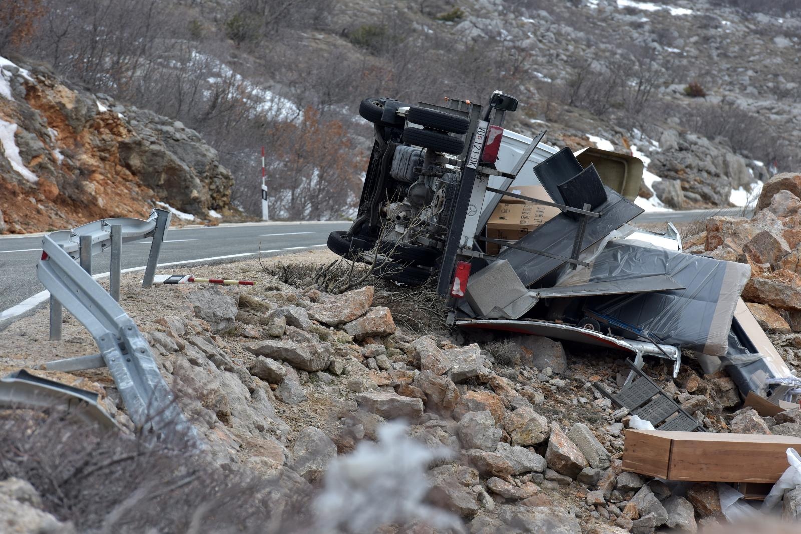 Orkanska bura na istom mjestu na cesti Gračac – Zaton Obrovački prevrnula dva kamiona
