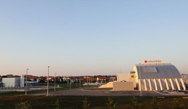 Smrad fekalija vec se tjednima siri cijelom zadarskom cetvrti Smiljevac, a osjeti se sve do Bulevara. Razlog tome je nedavno izgradjeni uredjaj za odvodnju. Ogorceni mjestani, njih dvjestotinjak, izisli su na ulicu kako bi prosvjedovali protiv stanja u k