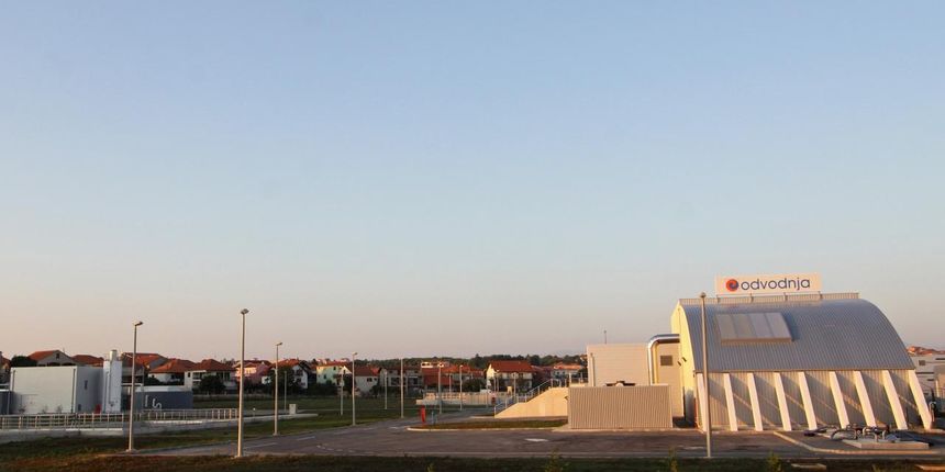 Smrad fekalija vec se tjednima siri cijelom zadarskom cetvrti Smiljevac, a osjeti se sve do Bulevara. Razlog tome je nedavno izgradjeni uredjaj za odvodnju. Ogorceni mjestani, njih dvjestotinjak, izisli su na ulicu kako bi prosvjedovali protiv stanja u k