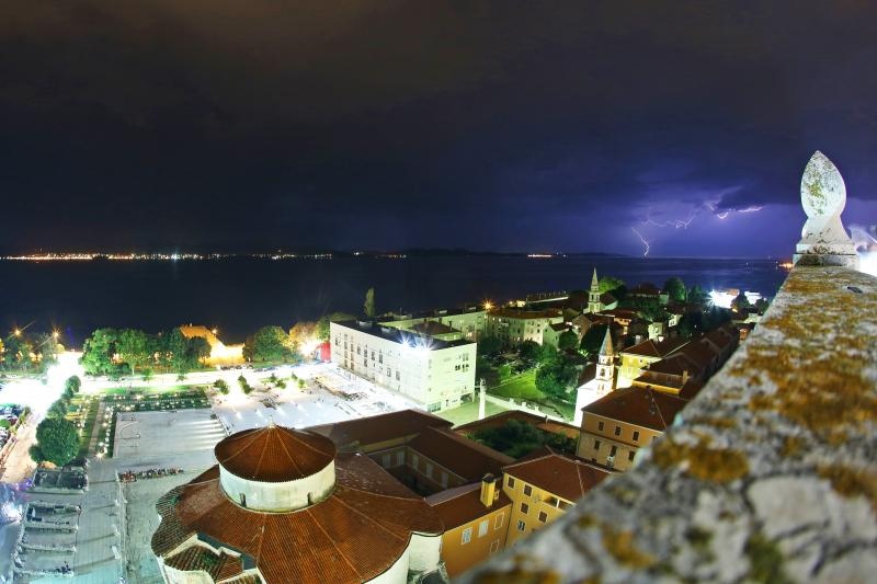 Grmljavinsko nevrijeme zahvatilo je zadarsko podrucje u vecernjim satima.
