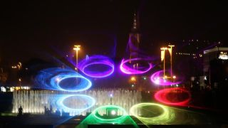 Zagrebacki gradonacelnik Milan Bandic svecano je otvorio zagrebacke fontane. U glazbenom dijelu programa nastupili su Prljavo kazaliste, Ivana Kindl, te orkestar i solisti Kazalista Komedija pod ravnanjem Kresimira Batinica: Renata Sabljak, Sandra Bagaric