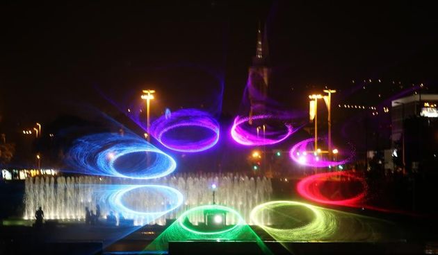 Zagrebacki gradonacelnik Milan Bandic svecano je otvorio zagrebacke fontane. U glazbenom dijelu programa nastupili su Prljavo kazaliste, Ivana Kindl, te orkestar i solisti Kazalista Komedija pod ravnanjem Kresimira Batinica: Renata Sabljak, Sandra Bagaric