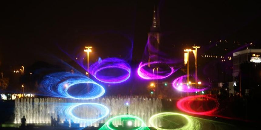 Zagrebacki gradonacelnik Milan Bandic svecano je otvorio zagrebacke fontane. U glazbenom dijelu programa nastupili su Prljavo kazaliste, Ivana Kindl, te orkestar i solisti Kazalista Komedija pod ravnanjem Kresimira Batinica: Renata Sabljak, Sandra Bagaric Zagrebacki gradonacelnik Milan Bandic svecano je otvorio zagrebacke fontane. U glazbenom dijelu programa nastupili su Prljavo kazaliste, Ivana Kindl, te orkestar i solisti Kazalista Komedija pod ravnanjem Kresimira Batinica: Renata Sabljak, Sandra Bagaric