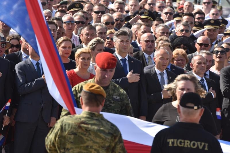 Uz zvukove hime “Lijepa naša” podignuta je zastava Republike Hrvatske na Kninskoj tvrđavi Uz zvukove hime “Lijepa naša” podignuta je zastava Republike Hrvatske na Kninskoj tvrđavi
