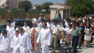 SKABRNJA, 15.08.2007. Velika Gospe
– Koncelebriranu svetu misu i procesiju predvodio je nadbiskup mons. Ivan Prendja