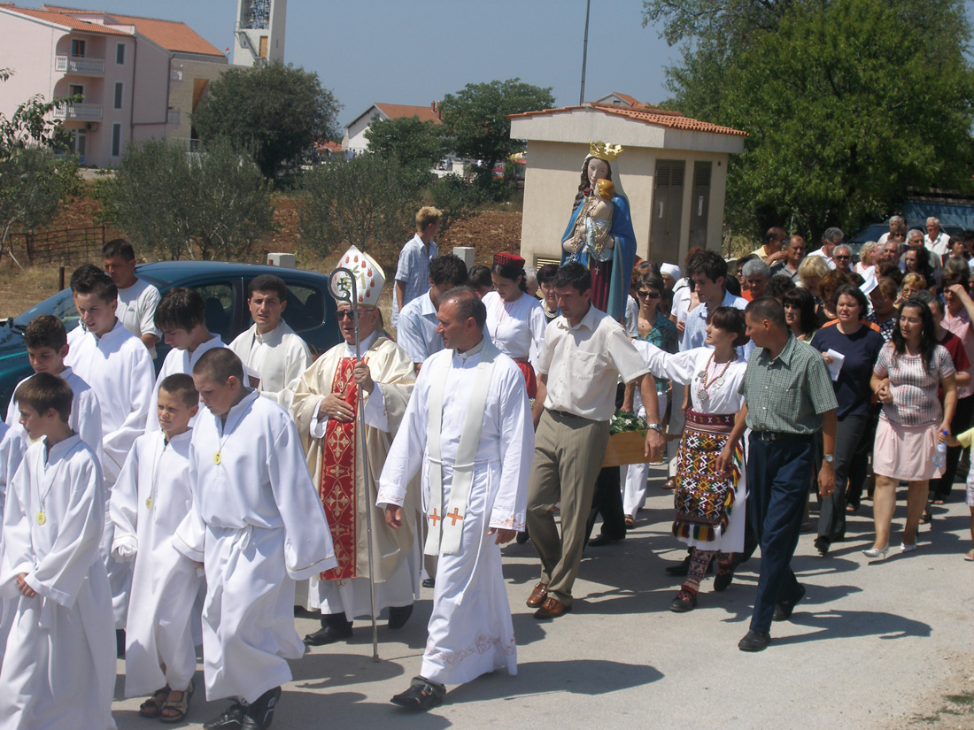 SKABRNJA, 15.08.2007. Velika Gospe
– Koncelebriranu svetu misu i procesiju predvodio je nadbiskup mons. Ivan Prendja