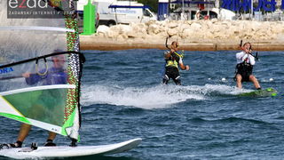 Guštanje surfera u jakom jugu Guštanje surfera u jakom jugu