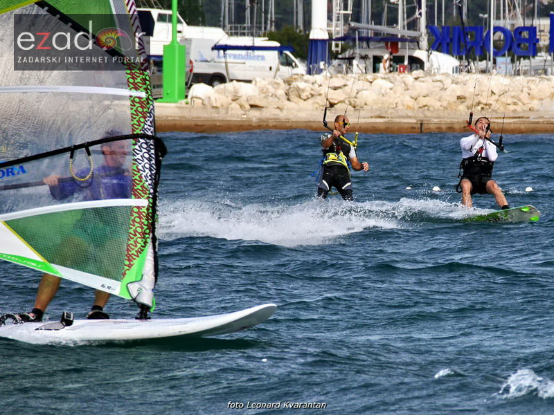 Guštanje surfera u jakom jugu Guštanje surfera u jakom jugu