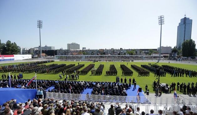 Svečano postrojavanje na stadionu u Kranjčevićevoj u povodu Dana Oružanih snaga Republike Hrvatske. Foto. PIXSELL