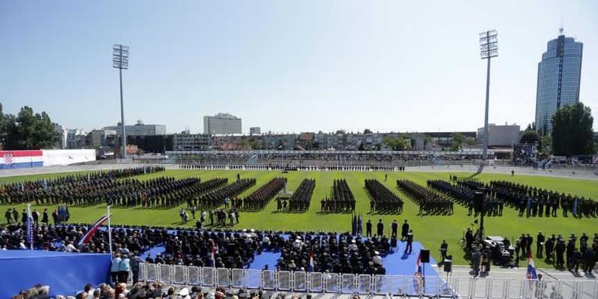 Svečano postrojavanje na stadionu u Kranjčevićevoj u povodu Dana Oružanih snaga Republike Hrvatske. Foto. PIXSELL