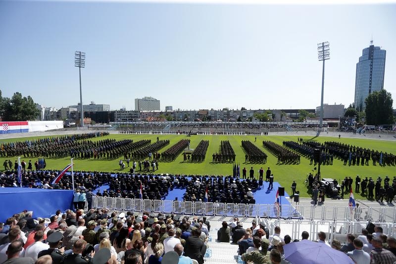 Svečano postrojavanje na stadionu u Kranjčevićevoj u povodu Dana Oružanih snaga Republike Hrvatske. Foto. PIXSELL Svečano postrojavanje na stadionu u Kranjčevićevoj u povodu Dana Oružanih snaga Republike Hrvatske. Foto. PIXSELL