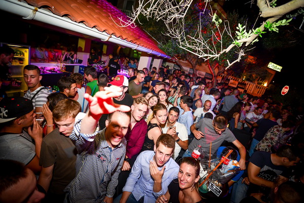 Odlična zabava u Noštromo i Vagabundo barovima na Viru