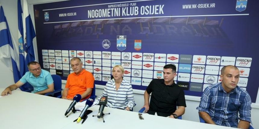01.09.2015., Stadion Gradski vrt – Uprava NK Osijeka predstavila novog trenera Zorana Zekica, bivseg igraca bijelo-plavih i brojnih hrvatskih i inozemnih klubova. Photo: Davor Kibel/Glas Slavonije/PIXSELL 01.09.2015., Stadion Gradski vrt – Uprava NK Osijeka predstavila novog trenera Zorana Zekica, bivseg igraca bijelo-plavih i brojnih hrvatskih i inozemnih klubova. Photo: Davor Kibel/Glas Slavonije/PIXSELL