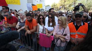 Građani prosvjedom pokušavaju spriječiti ovrhu nad sedmogodišnjim Cesareom Građani prosvjedom pokušavaju spriječiti ovrhu nad sedmogodišnjim Cesareom