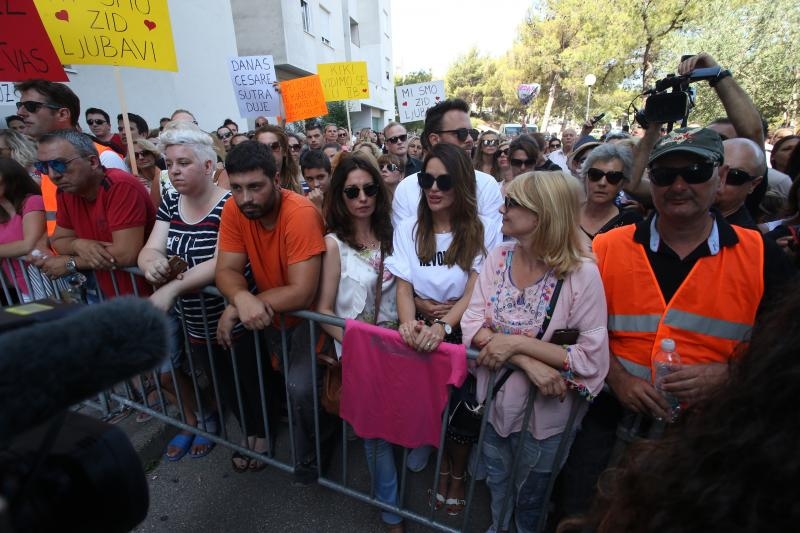 Građani prosvjedom pokušavaju spriječiti ovrhu nad sedmogodišnjim Cesareom Građani prosvjedom pokušavaju spriječiti ovrhu nad sedmogodišnjim Cesareom