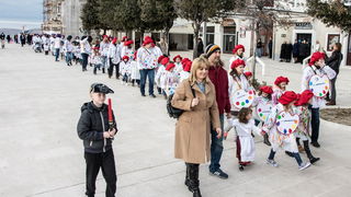 Paški zimski karneval 2017.- Maškarane skupine u karnevalskoj povorci Paški zimski karneval 2017.- Maškarane skupine u karnevalskoj povorci