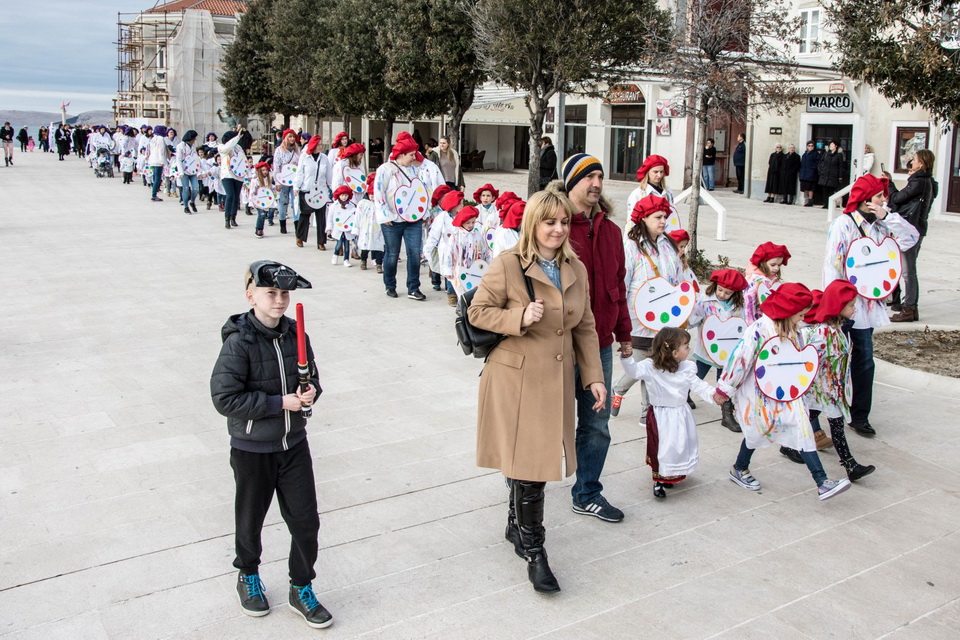 Paški zimski karneval 2017.- Maškarane skupine u karnevalskoj povorci Paški zimski karneval 2017.- Maškarane skupine u karnevalskoj povorci
