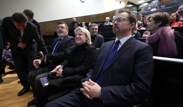 Na Medicinskom fakultetu Sveucilista u Zagrebu odrzan je okrugli stol na temu unapredjenja lijecenja onkoloskih bolesnika Ucinimo svi sve. Predsjednica HZZO-a Tatjana Trupec i ministar Sinisa Varga. Photo: Grgur Zucko/PIXSELL