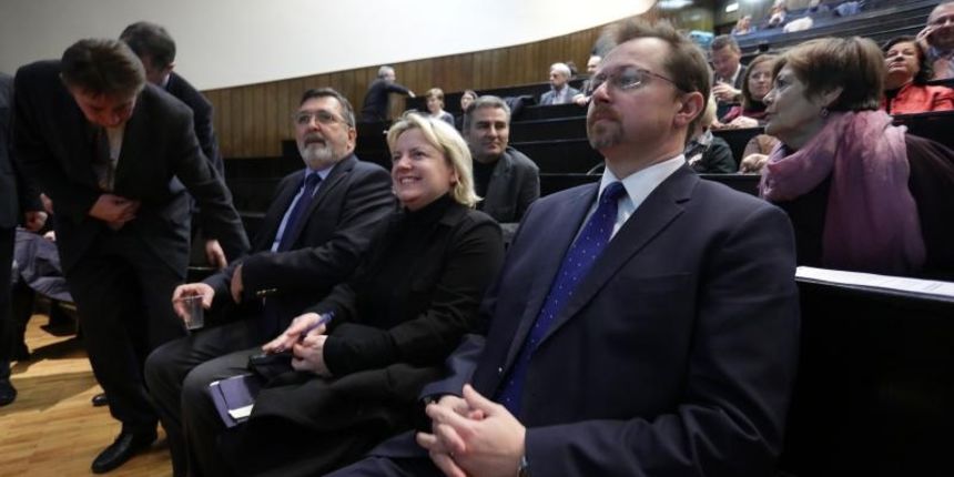 Na Medicinskom fakultetu Sveucilista u Zagrebu odrzan je okrugli stol na temu unapredjenja lijecenja onkoloskih bolesnika Ucinimo svi sve. Predsjednica HZZO-a Tatjana Trupec i ministar Sinisa Varga. Photo: Grgur Zucko/PIXSELL Na Medicinskom fakultetu Sveucilista u Zagrebu odrzan je okrugli stol na temu unapredjenja lijecenja onkoloskih bolesnika Ucinimo svi sve. Predsjednica HZZO-a Tatjana Trupec i ministar Sinisa Varga. Photo: Grgur Zucko/PIXSELL