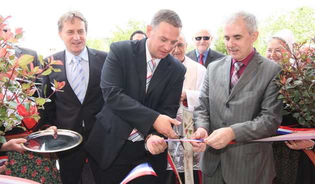 Zadar, 210510.
Ministar Bozidar Kalmeta u Preku na otoku Ugljanu otvorio je Dom za stare i nemocne osobe kapaciteta 20 osoba.
Na fotografiji: ministar Bozidar Kalmeta, nacelnik opcine Preko Ante Jerolimov i zadarski zupan Stipe Zrilic prilikom presjecanja