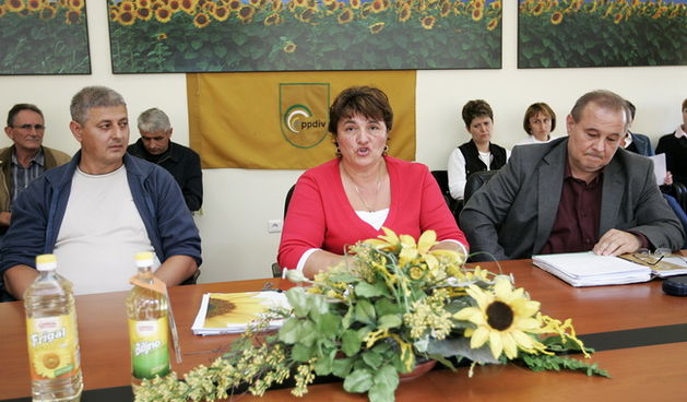 Osijek, Cepin, 270910.
Tvornici ulja Cepin je zbog nepodmirenih racuna od 52 milijuna kuna Zagrebacka banka blokirala racun te je daljnje poslovanje upitno, zbog toga je Helena Zeravica glavna sindikalna povjerenica Uljare sazvala konferenciju za medije n