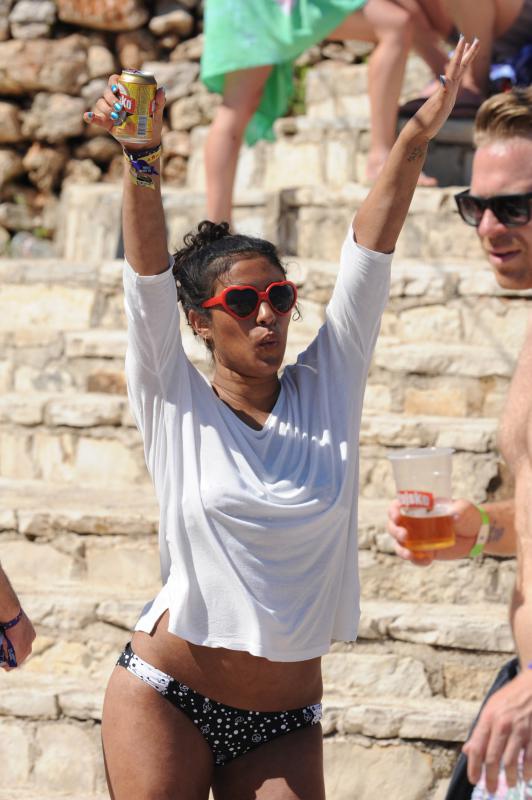 Tisno – Drugog dana Garden festivala posjetitelji uzivali u zabavi na plazi. Photo: Hrvoje Jelavic/PIXSELL