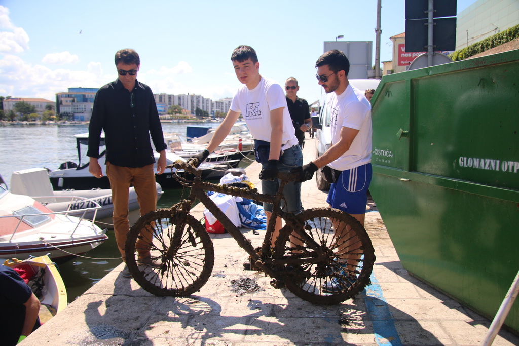 Ekološka akcija “Daj ruku za Jazine” Ekološka akcija “Daj ruku za Jazine”