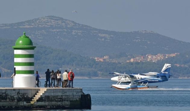 Zadar – Nakon 101 godinu opet je poletio hidroavion iz zadarske luke. Na promotivnom letu European Coastal Airlines iz Tankerkomercove marine u gradu, vlasniku tvrtke i pokretacu projekta hidroavinskih jadranskih veza Klausu Dieteru Martinu pridruzio se i