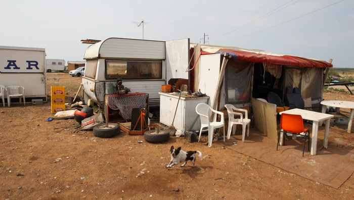 Zadar, 050910.
U Zemuniku Gornjem mjesatni su odrzali mirni prosvjed protiv Roma koji su se naselili na njihovom podrucju.
Na slici : romske nastambe.
Foto: Vladimir Ivanov / CROPIX