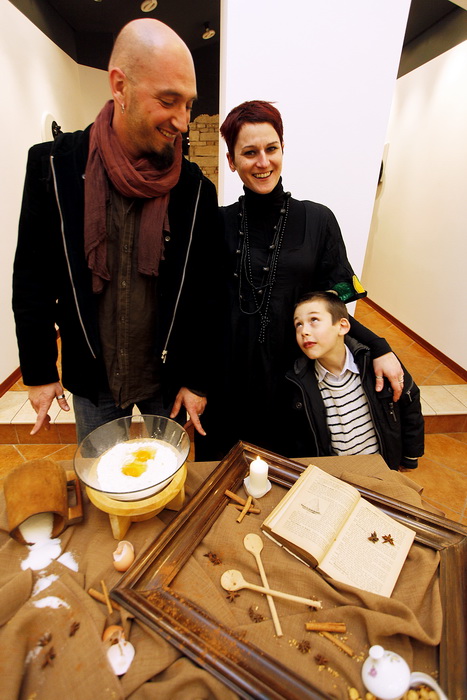 Pula, 281211.
U galeriji Makina otvorena je izlozba jestivih slastica povodom skorog otvorenja butika slastica “Skatulica by Stare Uzance” vlasnika Sandra Francula i Sanje Rakic Francula. Izlozene kolace posjetitelji su mogli kusati pa je sama izlozba nak