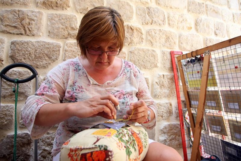 Paške čipkarice na djelu u izradi paške čipke, Foto: Luka Stanzl/PIXSELL