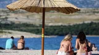 Otok Pag – Hideout festival privukao je mnogobrojnu publiku na popularnu plazu Zrce gdje se na after beach partiju u klubu Papaya plesalo cijelo poslijepodne. Photo: Filip Brala/PIXSELL