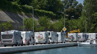 Kamperi preplavili obalni dio Ulice kralja Tomislava u Jazinama Kamperi preplavili obalni dio Ulice kralja Tomislava u Jazinama