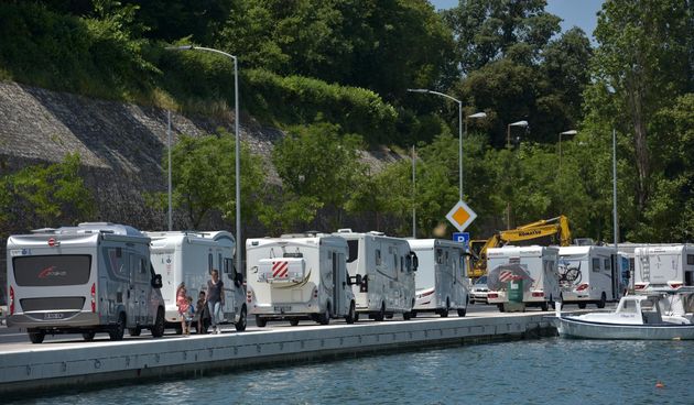 Kamperi preplavili obalni dio Ulice kralja Tomislava u Jazinama