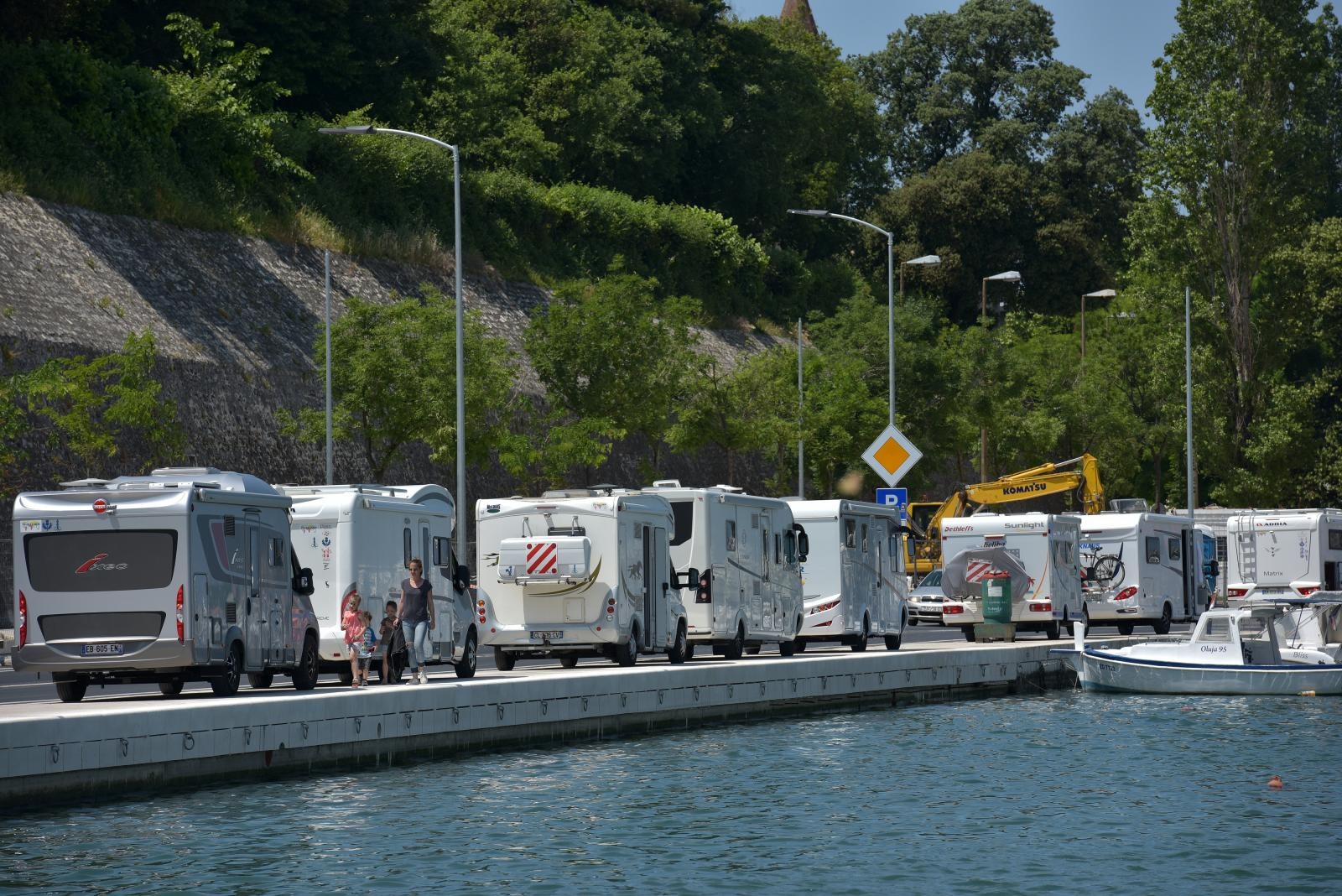 Kamperi preplavili obalni dio Ulice kralja Tomislava u Jazinama Kamperi preplavili obalni dio Ulice kralja Tomislava u Jazinama