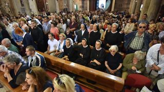 Velik broj vjernika sudjelovalo u procesiji u kojoj je nošeno tijelo Leopolda Bogdana Mandića od crkve Gospe od zdravlja do katedrale sv. Stošije Velik broj vjernika sudjelovalo u procesiji u kojoj je nošeno tijelo Leopolda Bogdana Mandića od crkve Gospe od zdravlja do katedrale sv. Stošije