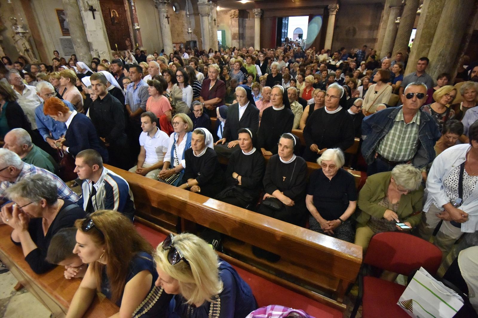 Velik broj vjernika sudjelovalo u procesiji u kojoj je nošeno tijelo Leopolda Bogdana Mandića od crkve Gospe od zdravlja do katedrale sv. Stošije Velik broj vjernika sudjelovalo u procesiji u kojoj je nošeno tijelo Leopolda Bogdana Mandića od crkve Gospe od zdravlja do katedrale sv. Stošije
