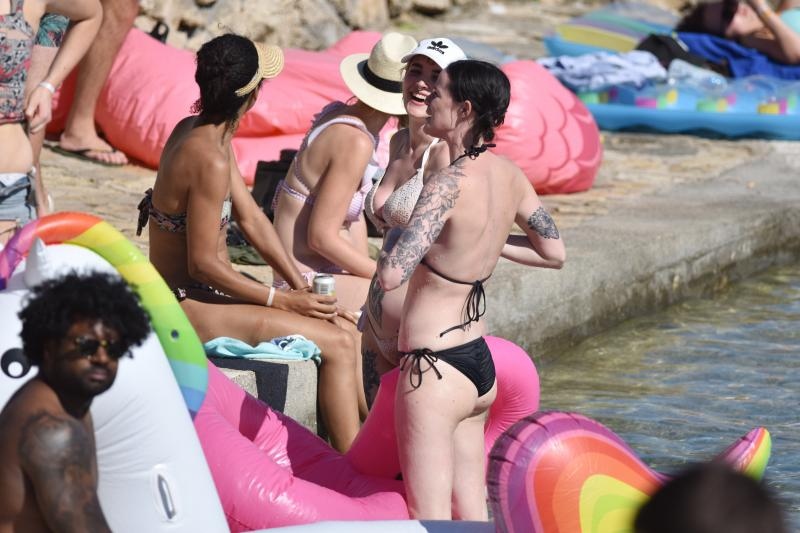 Lipe divojke dobro se zabavljaju na Love International festivalu