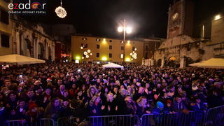 Tisuće Zadrana uživalo na krcatom Narodnom trgu i Tgu Petra Zoranića uz Tomislava Bralića i klapu Intrade Tisuće Zadrana uživalo na krcatom Narodnom trgu i Tgu Petra Zoranića uz Tomislava Bralića i klapu Intrade
