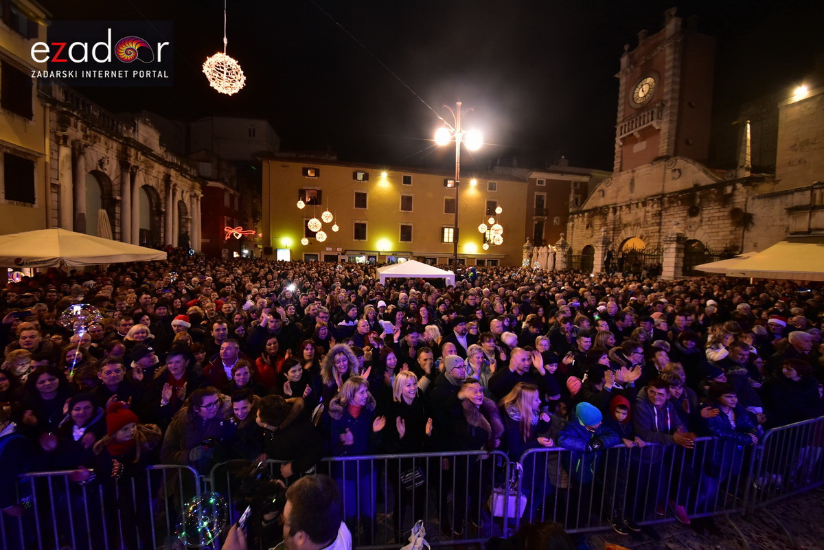Tisuće Zadrana uživalo na krcatom Narodnom trgu i Tgu Petra Zoranića uz Tomislava Bralića i klapu Intrade Tisuće Zadrana uživalo na krcatom Narodnom trgu i Tgu Petra Zoranića uz Tomislava Bralića i klapu Intrade