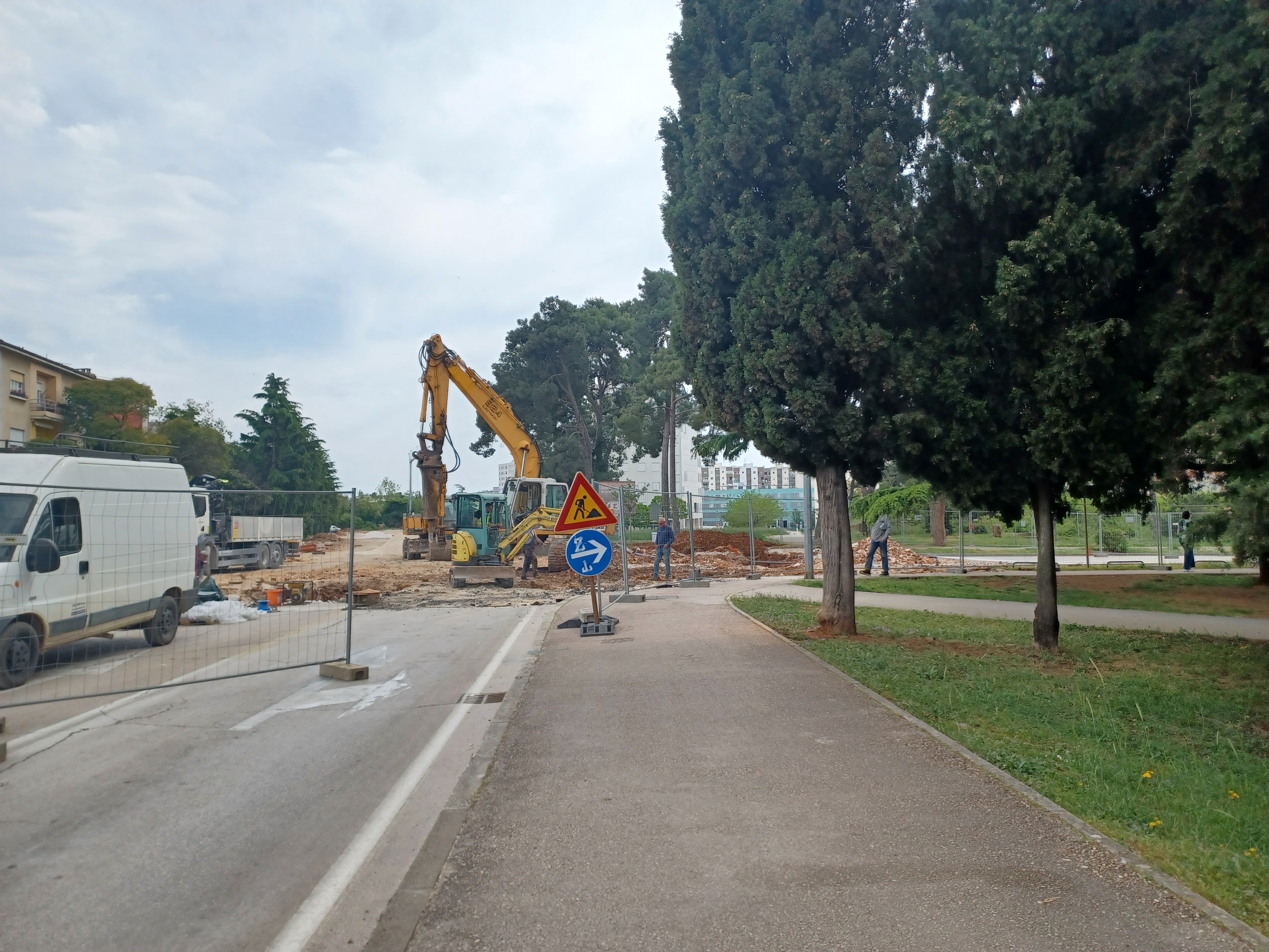 Raskrižje ulica dr. Franje Tuđmana i Josipa bana Jelačića Raskrižje ulica dr. Franje Tuđmana i Josipa bana Jelačića