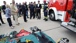 Zadar, 130513.
Predsjednik Vlade RH Zoran Milanovic prisustvovao je programu pokazne vatrogasne vjezbe Ljeto 2013 u Zracnoj luci Zadar. U pokaznoj vatrogasnoj vjezbi sudjelovale su protupozarne snage Drzavne uprave za zastitu i spasavanje, Namjenski orga Zadar, 130513.
Predsjednik Vlade RH Zoran Milanovic prisustvovao je programu pokazne vatrogasne vjezbe Ljeto 2013 u Zracnoj luci Zadar. U pokaznoj vatrogasnoj vjezbi sudjelovale su protupozarne snage Drzavne uprave za zastitu i spasavanje, Namjenski orga