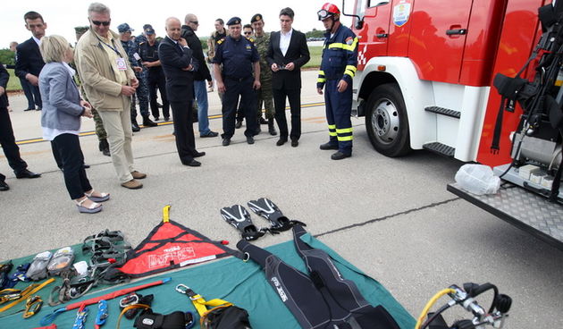 Zadar, 130513. 
Predsjednik Vlade RH Zoran Milanovic prisustvovao je programu pokazne vatrogasne vjezbe Ljeto 2013 u Zracnoj luci Zadar. U pokaznoj vatrogasnoj vjezbi sudjelovale su protupozarne snage Drzavne uprave za zastitu i spasavanje, Namjenski orga