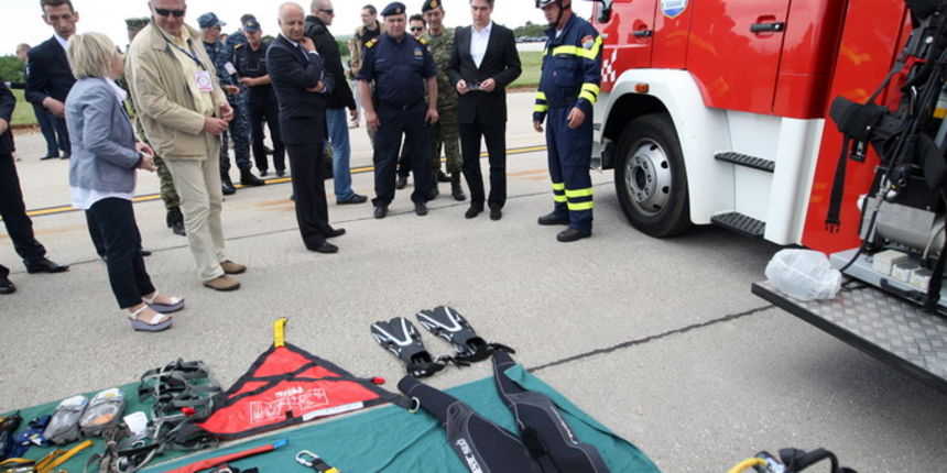 Zadar, 130513. 
Predsjednik Vlade RH Zoran Milanovic prisustvovao je programu pokazne vatrogasne vjezbe Ljeto 2013 u Zracnoj luci Zadar. U pokaznoj vatrogasnoj vjezbi sudjelovale su protupozarne snage Drzavne uprave za zastitu i spasavanje, Namjenski orga