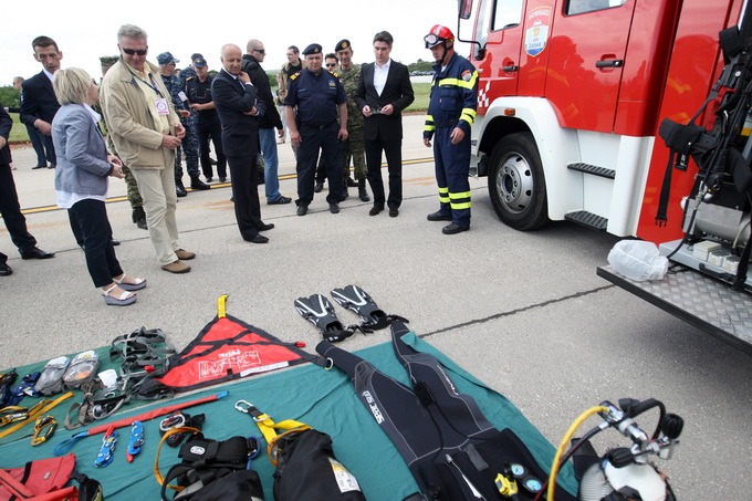Zadar, 130513.
Predsjednik Vlade RH Zoran Milanovic prisustvovao je programu pokazne vatrogasne vjezbe Ljeto 2013 u Zracnoj luci Zadar. U pokaznoj vatrogasnoj vjezbi sudjelovale su protupozarne snage Drzavne uprave za zastitu i spasavanje, Namjenski orga Zadar, 130513.
Predsjednik Vlade RH Zoran Milanovic prisustvovao je programu pokazne vatrogasne vjezbe Ljeto 2013 u Zracnoj luci Zadar. U pokaznoj vatrogasnoj vjezbi sudjelovale su protupozarne snage Drzavne uprave za zastitu i spasavanje, Namjenski orga