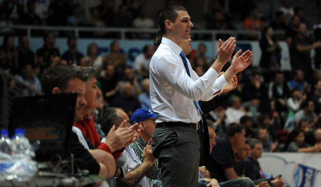 Zadar, 260413.Dvorana Kresimira Cosica. Utakmica 9. kola A1 lige za prvaka izmedju KK Zadar i KK Cibona.Na fotografiji: direktor KK Zadar Marino Cacic bodri svoju ekipu.Foto: Luka Gerlanc / CROPIX