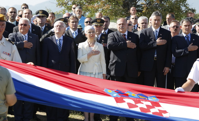 Knin, 050810.
Proslava Dana pobjede i 15. godisnjice akcije Oluja u Kninu. Podizanje zastave.
Na fotografiji: Luka Bebic, Ivo Josipovic, Jadranka Kosor
Foto: Jakov Prkic / Cropix Knin, 050810.
Proslava Dana pobjede i 15. godisnjice akcije Oluja u Kninu. Podizanje zastave.
Na fotografiji: Luka Bebic, Ivo Josipovic, Jadranka Kosor
Foto: Jakov Prkic / Cropix