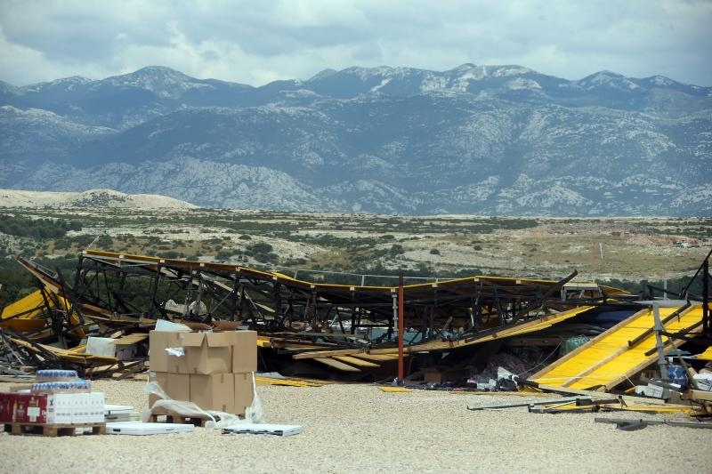 Olujna bura poharala plažu Zrće. Photo: Dalibor Urukalović/PIXSELL