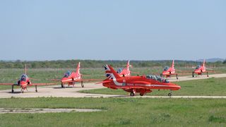 Akrobatska grupa Red Arrows u posjetu Krilima Oluje u Zemuniku